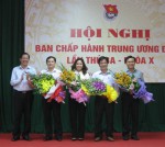 Đồng chí Phan Văn Mãi, Bí thư Thường trực Trung ương Đoàn tặng hoa chúc mừng các đồng chí được bầu bổ sung vào BTV, BCH tại Hội nghị