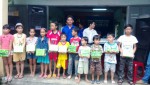 Đồng chí Phạm Văn Anh - Phó Bí thư Huyện đoàn Thăng Bình tặng quà cho học sinh có hành cảnh khó khăn