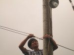 Đồng chí Dương Quang Dũng - PBT Đoàn xã Bình Trị trong ngày thắp sáng đường quê