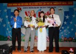 Đoàn chí Trần Hữu Việt - Bí thư Đoàn xã Bình Đào tặng hoa cho đại biểu