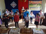 Đ/c Trần Hữu Phước - PBT Huyện đoàn - Chủ tịch HĐĐ huyện, trao tặng Đàn gà khăn quàng đỏ