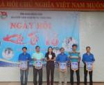 Đ/c Phan Thị Nhi - Bí thư Huyện đoàn trao cờ lưu niệm cho các đơn vị