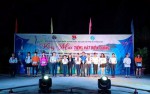 Đ/c Nguyễn Cao Cường - UVBCH Tỉnh đoàn - Bí thư Huyện đoàn - Chủ tịch Hội LHTN Việt Nam huyện trao qua tại chương trình
