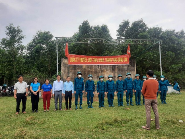 Bình Định Nam - Khối dân vận, UBND, mặt trận các đoàn thể xã Bình Định Nam thăm và tặng quà dân quân huấn luyện năm thứ nhất tại xã Bình Định Bắc