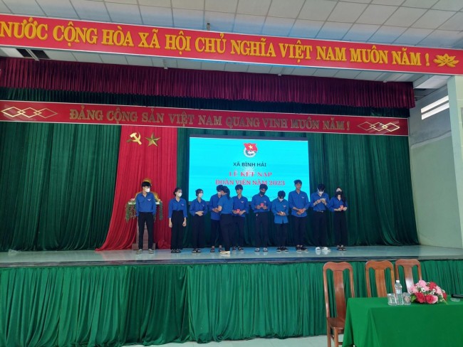 Bình Hải: Tổ chức lễ kết nạp đoàn viên nhân kỷ niệm 92 năm ngày thành lập Đoàn TNCS Hồ Chí Minh ( 26/03/1931-26/03/2023).