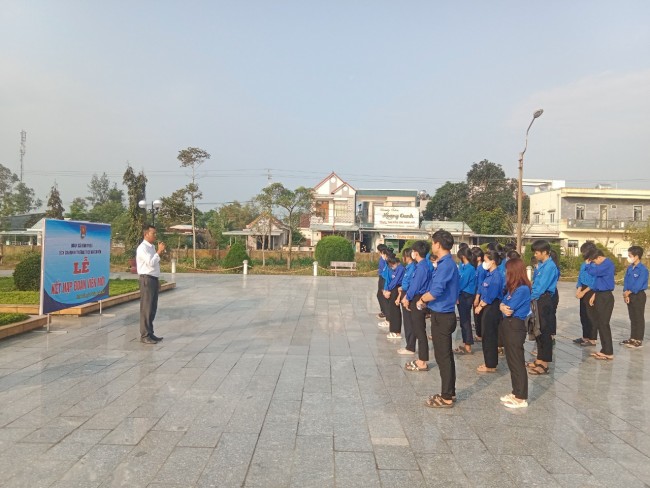 Bình Triều: Chi đoàn Trường THCS Ngô Quyền tổ chức Lế kết nạp Đoàn viên mới