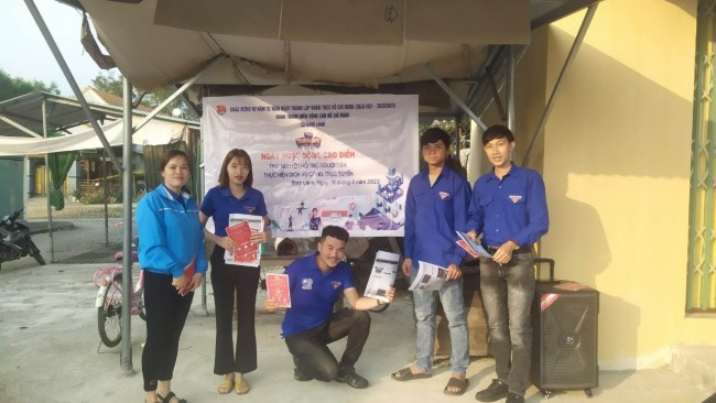 Đoàn xã Bình Lãnh ra quân hưởng ứng Ngày cao điểm tình nguyện hỗ trợ người dân thực hiện dịch vụ công trực tuyến