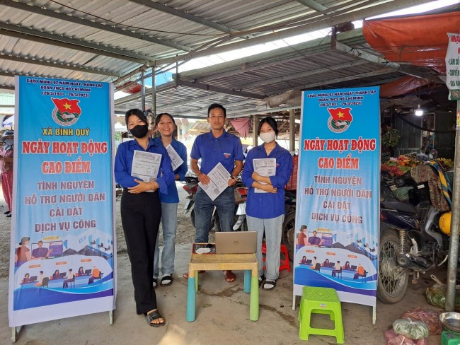 Đoàn xã Bình Quý tình nguyện hỗ trợ dịch vụ công
