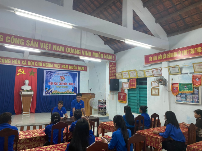 Bình Giang: Chi đoàn thôn Bình Túy tổ chức sinh hoạt Chi đoàn tháng 03