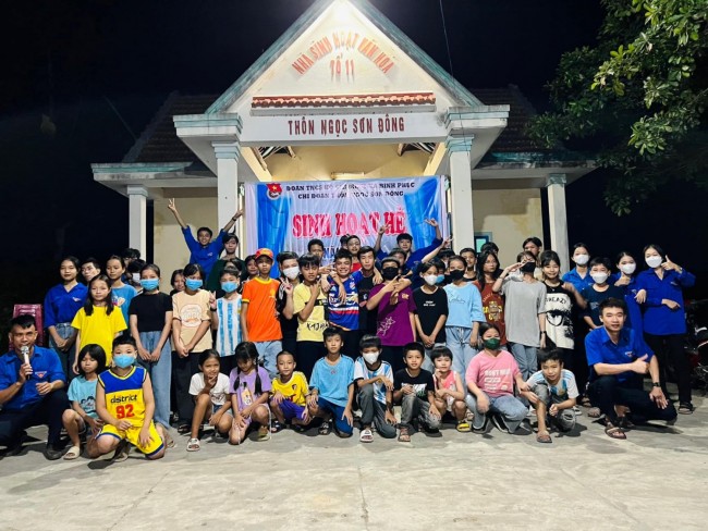 Chi đoàn thôn Ngọc Sơn Đông, Bình Phục tổ chức sinh hoạt hè cho thanh thiếu nhi địa phương.