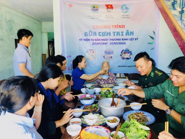 Bình Minh: Bữa cơm tri ân giữa gia đình liệt sỹ với thế hệ trẻ nhân kỷ niệm 76 năm Ngày Thương binh Liệt sỹ (27/7/1947 - 27/7/2023)