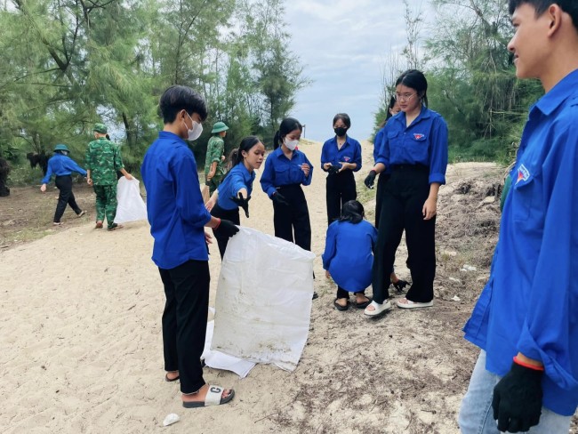 Bình Minh: Ra quân Ngày thứ 7 tình nguyện với nội dung dọn dẹp vệ sinh tuyến đường thanh niên tự quản