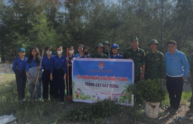 Bình Minh: Ra quân chủ nhật xanh với nội dung "Trồng cây gây rừng"
