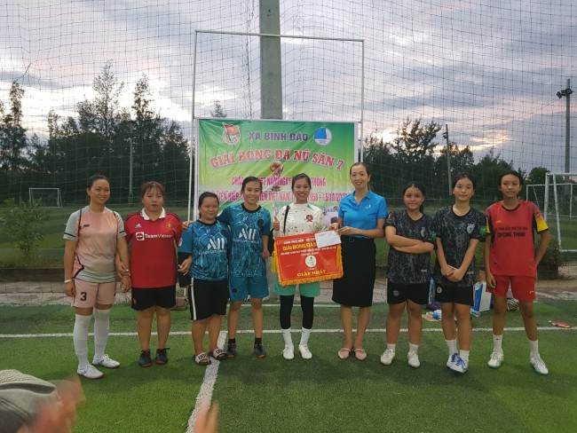 tuổi trẻ xã Bình Đào tổ chức giải bóng đá nữ nhân kỷ niệm  67 năm ngày Truyền Thống Hội LHTN Việt Nam