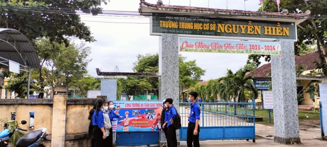 Tuổi trẻ xã Bình Đào tổ chức tuyên truyền, trực quan cổng trường an toàn giao thông tại Trường THCS Nguyễn Hiền.