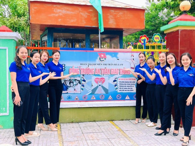 Đoàn thị trấn Hà Lam: Duy trì trực quan mô hình cổng trường an toàn giao thông.
