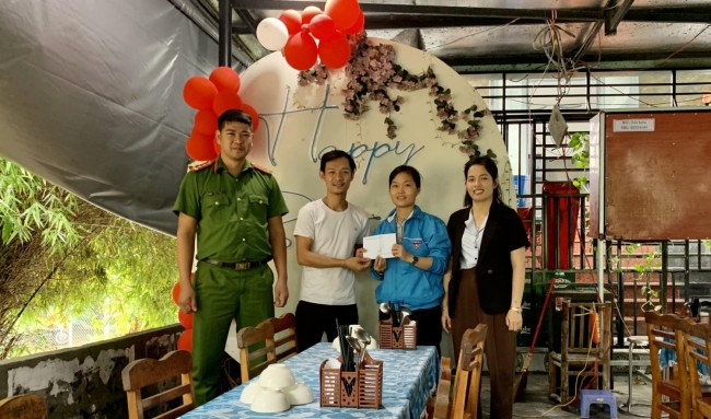 Đoàn thị trấn Hà Lam: Thăm hỏi, động viên và tặng quà cho thanh niên hoàn lương.