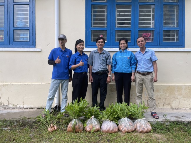 Đoàn thị trấn Hà Lam trao tặng cây tại trường TH Trần Quốc Toản