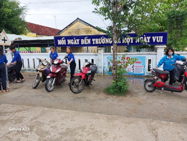 Đoàn xã Bình Định Nam ra quân tuyên truyền cổng trường an toàn giao thông