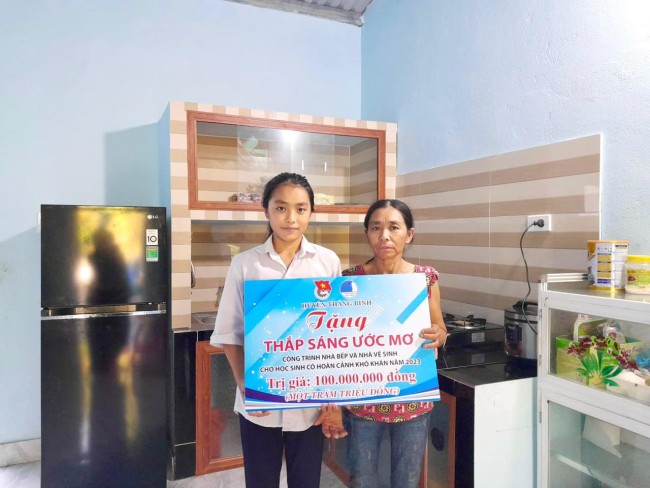 Huyện đoàn - Hội LHTN Việt Nam huyện trao tặng phương tiện sinh kế; công trình nhà bếp và nhà vệ sinh cho học sinh có hoàn cảnh khó khăn tại xã Bình Trung