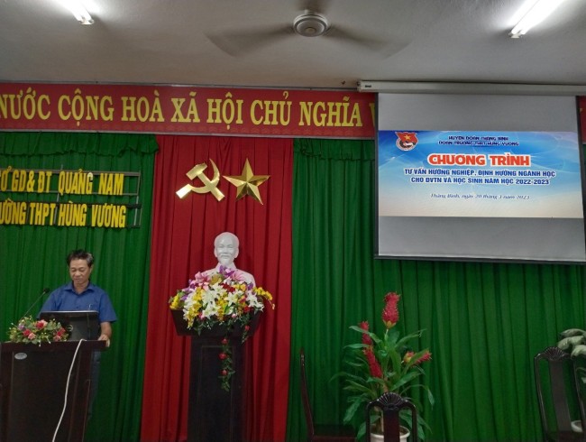 Đoàn trường THPT Hùng Vương tổ chức tư vấn hướng nghiệp cho học sinh tại trường.