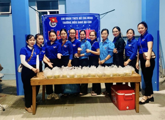 Chi đoàn trường mẫu giáo Hà Lam tổ chức hoạt động từ thiện “Bữa cháo tình thương”