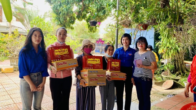 Đoàn thị trấn Hà Lam hỗ trợ trao quà tại nhà thuốc Việt Trinh