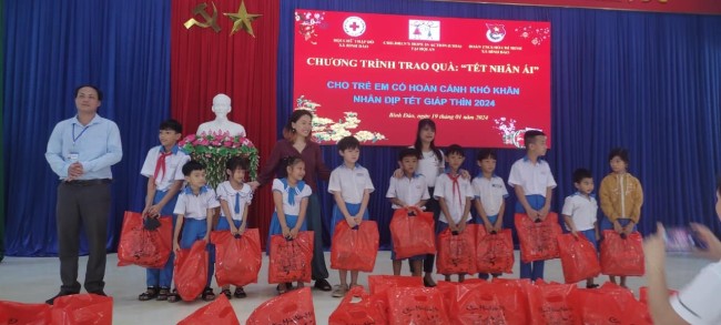 Đoàn xã Bình Đào phối hợp với Hội Chữ Thập Đỏ và Children's hope in action " CHIA" tặng quà cho học sinh có hoàn cảnh khó khăn.