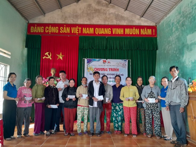 Bình Trung: Chi Đoàn thôn Vĩnh Xuân phối hợp Hội Chữ Thập đỏ thôn tổ chức chương trình "Trao quà tết yêu thương" .