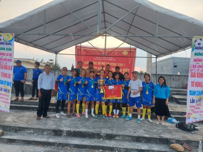 Bình Triều: Chi đoàn thôn Phước Ấm tổ chức "Giải bóng đá nữ tứ hùng tranh cúp Thành Việt lần thứ I năm 2024”