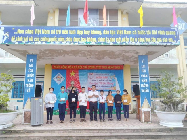 Bình Hải: Chi đoàn Trường THCS Hoàng Diệu trao tặng 22 suất quà cho học sinh có hoàn cảnh khó khăn