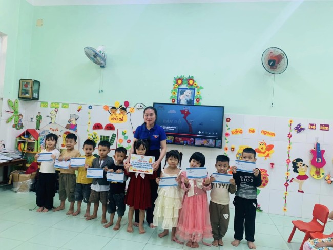 Bình Hải: Đoàn xã trao tặng quà cho học sinh khó khăn trên địa bàn xã Nhân dịp Tết nguyên đán Giáp Thìn 2024