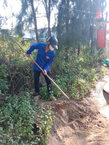 Bình Hải: Chi đoàn Thanh niên thôn Hiệp Hưng ra quân dọn vệ sinh tuyến đường thôn