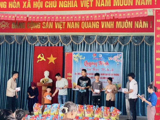 Bình Minh: Đoàn xã kết nối nhóm San sẻ yêu thương trao tặng quà cho các hộ gia đình khó khăn trước thềm năm mới