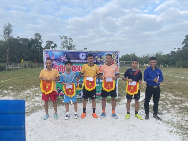 hình ảnh chi đoàn thôn Tịch Yên tổ chức giải bóng đá.