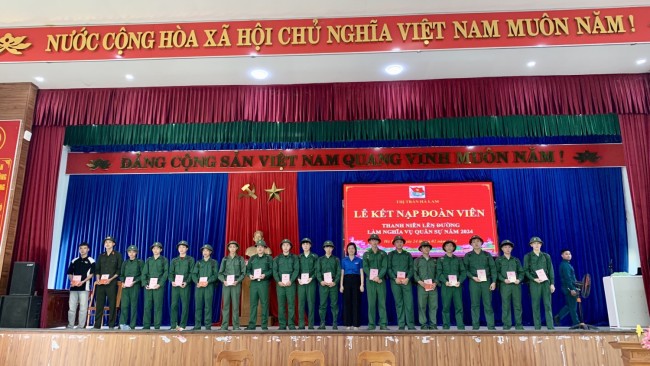 Đoàn thị trấn Hà Lam tổ chức lễ kết nạp Đoàn cho thanh niên nhập ngũ năm 2024.