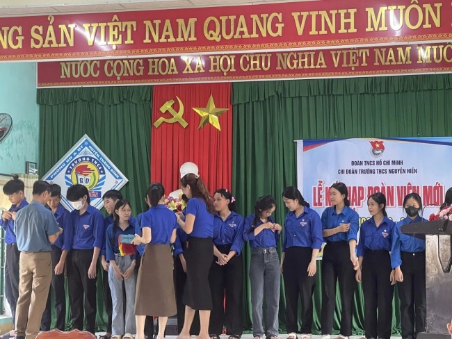 tuổi trẻ Bình Đào tổ chức lễ kết nạp Đoàn cho các em đội viên ưu tú