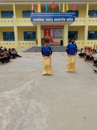tuổi trẻ Bình Đào tổ chức chuỗi ngày hội " Thiếu nhi vui khỏe"  và " Tiến Bước Lên Đoàn" cho 2 trường TH Nguyễn Thị Minh Khai và trường THCS Nguyễn Hiền