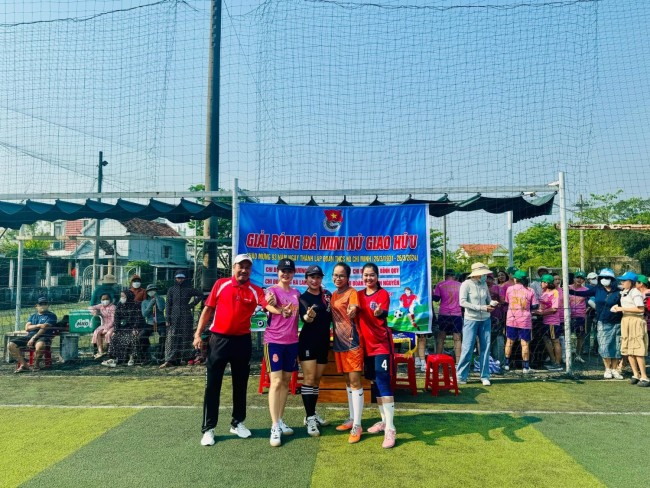 Chi đoàn trường MN Hương Sen cùng Chi đoàn trường MG Hà Lam tổ chức giao lưu bóng đá nữ.