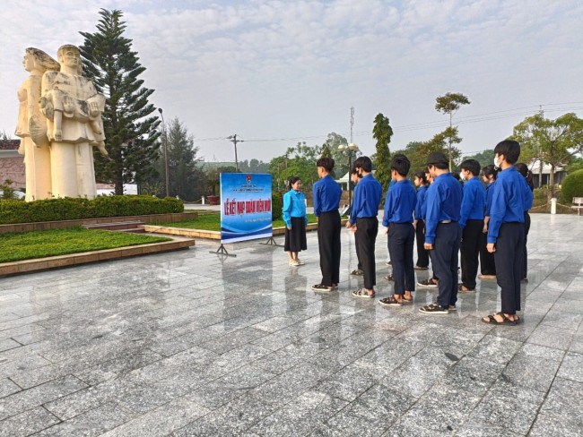Chi Đoàn trường THCS Ngô quyền xã Bình Triều tổ chức kết nạp đoàn viên mới