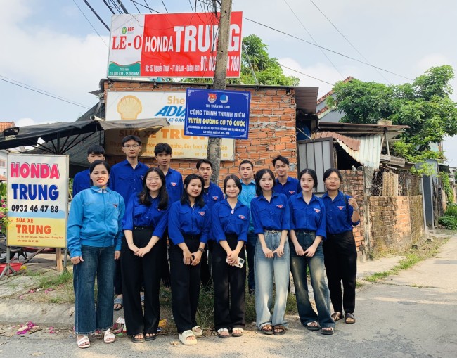 Đoàn – Hội LHTN thị trấn Hà Lam hưởng ứng Ngày cao điểm tình nguyện xây dựng đô thị văn minh.