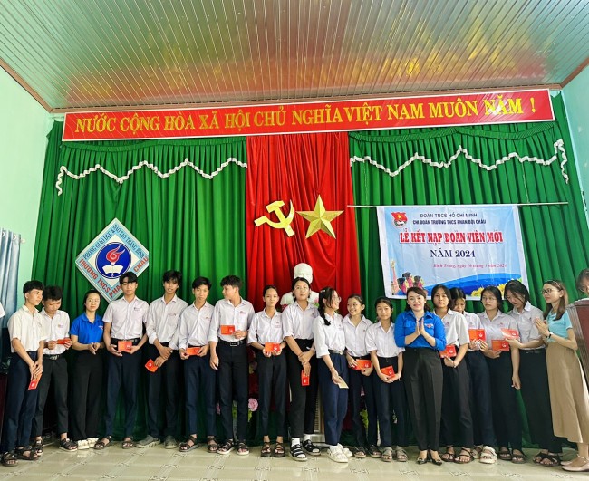 Đoàn xã Bình Trung tổ chức Lễ kết nạp Đoàn viên ưu tú kỉ niệm 93 năm ngày thành lập Đoàn TNCS Hồ Chí Minh (26/3/1931-26/3/2024)
