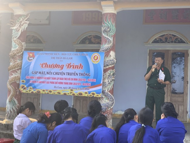Đoàn thị trấn Hà Lam phối hợp với Hội cựu chiến binh tổ chức gặp mặt, nói chuyện truyền thống.