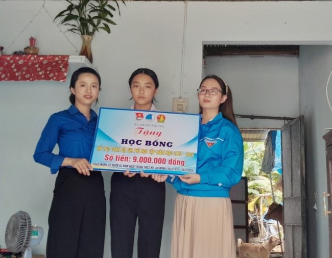 Đoàn xã Bình Trung thăm tặng học bổng cho học sinh có hoàn cảnh khó khăn nhân kỷ niệm 93 năm ngày thành lập Đoàn TNCS Hồ Chí Minh (26/3/1931 - 26/3/2024)