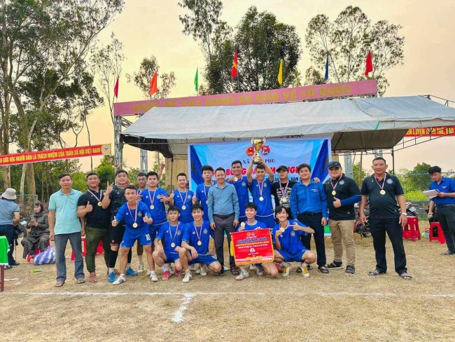 Đoàn xã Bình Phú tổ chức giải bóng đá nam 7 người tranh cúp Bất động sản Lê Anh năm 2024