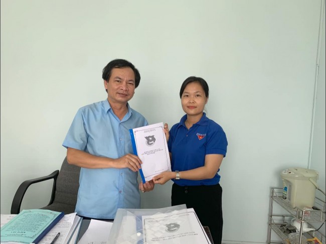 Đoàn thị trấn Hà Lam trao danh sách đoàn viên ưu tú giới thiệu cho Đảng bồi dưỡng, kết nạp đợt 1 năm 2024