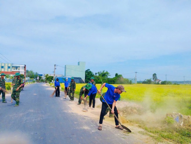 Tuổi trẻ Bình Trung ra quân trồng cây xanh góp phần xây dựng nông thôn mới nâng cao trên địa bàn xã năm 2024