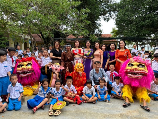 Sáng ngày 29/9/2023, Liên đội Trường Tiểu học Nguyễn Trãi tổ chức Ngày hội "Vui tết trung thu" cho học sinh toàn trường