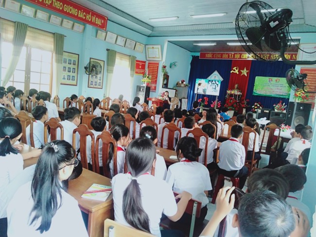 Liên đội THCS Phan Châu Trinh tổ chức hoạt động tư vấn các vấn đề liên quan đến luật trẻ em 2016