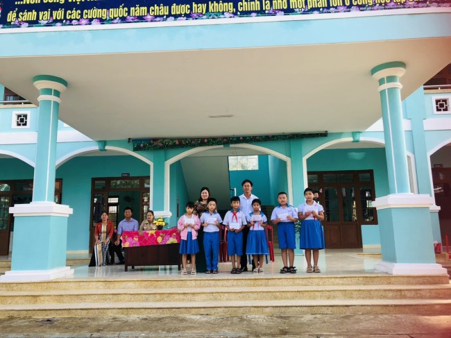 Trao quà cho các em học sinh khuyết tật đang theo học tại trường TH Nguyễn Thị Minh Khai
